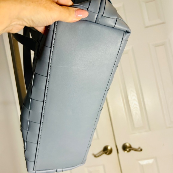 Like New! LIKE DREAMS woven tote bag in blue gray vegan leather - Picture 5 of 8